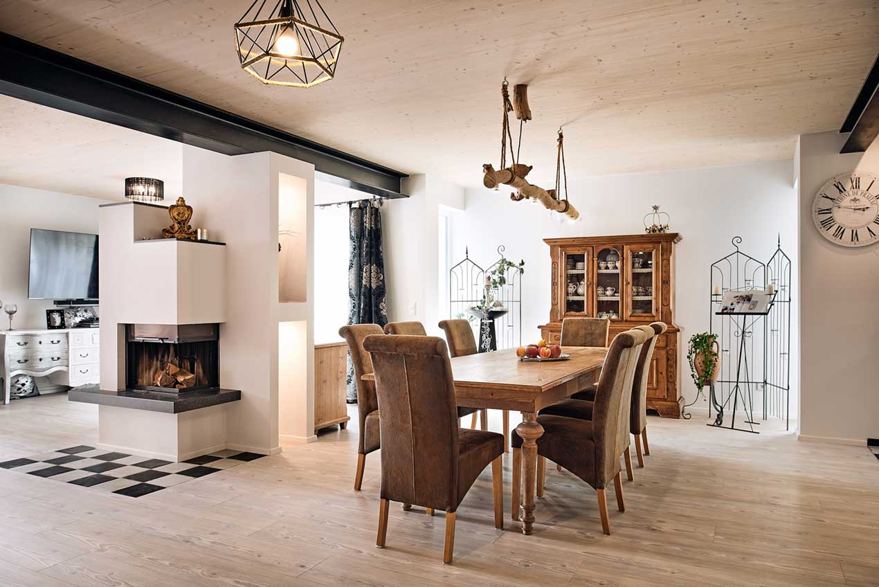 Esszimmer mit Kamin und Esstisch aus Holz